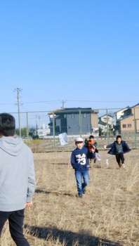 雲も風もない晴天の中、全力疾走で凧揚げをしました