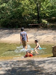 水が浅いから、潜ったり、足でパタパタして楽しそう！！